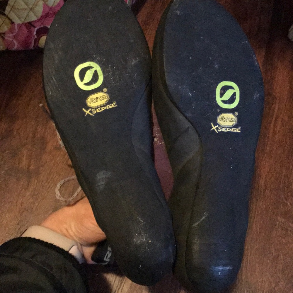 Climbing shoes - Picture 2 of 4
